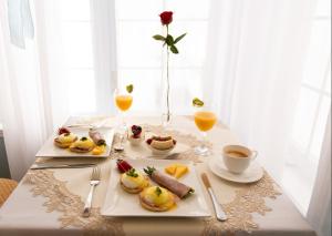 a table with two plates of food and two glasses of orange juice at Au coeur de Saint-Sauveur in Saint-Sauveur-des-Monts