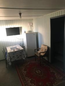 a room with a table and a table and a chair at Mar-al Apartments in Valdivia
