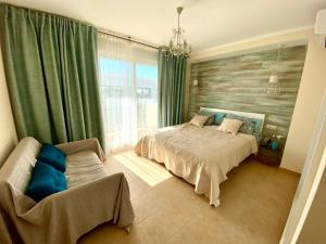 Postel nebo postele na pokoji v ubytování Luxury Townhouse Oasis Fanabe (3 bedrooms) + 96 fotografií