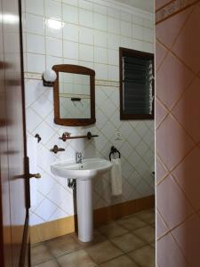 y baño con lavabo y espejo. en Apartamentos Isla Encantada en Puntallana