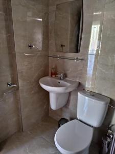 Ένα μπάνιο στο 1 Bedroom apartment (Fully furnished)