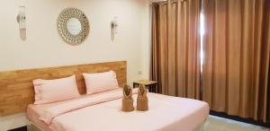 บ้านเชียงรายรีสอร์ท Baan Chiangrai Resort tesisinde bir odada yatak veya yataklar