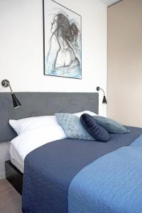 En eller flere senge i et værelse på Art Apartment