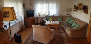 ein Wohnzimmer mit einem Sofa und einem Tisch in der Unterkunft Ferienhaus Gemütlichkeit in Mehlmeisel