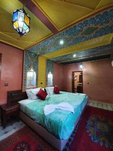 sypialnia z dużym łóżkiem w pokoju w obiekcie Riad Atlas Imlil w mieście Imlil