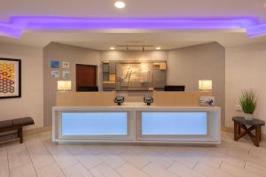 Holiday Inn Express & Suites Bradley Airport, an IHG Hotel