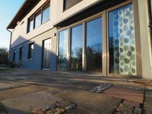 d'un bâtiment avec de grandes baies vitrées sur son côté. dans l'établissement Ferienwohnung Sanwald, à Schwäbisch Hall