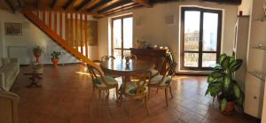 jadalnia z drewnianym stołem i krzesłami w obiekcie BB Il Re Alla Reginella Guest House w Rzymie