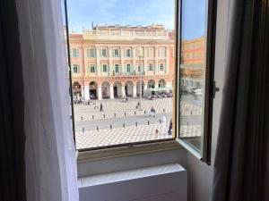 Blick aus einem Fenster auf einen Stadtplatz in der Unterkunft VIEW on Principal Massena place, beach 2 min walk in Nizza