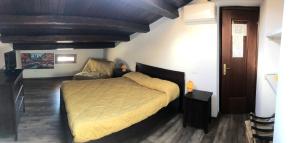 a bedroom with a bed and a dresser at BB Il Re Alla Reginella Guest House in Rome