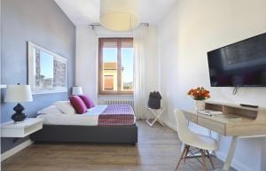 Dormitorio con cama, escritorio y TV en Le Stanze Di Catia, en Florencia