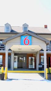a gas station with a sign on it at Motel 6-Dayton, OH in Shanersville
