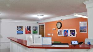 una oficina con un escritorio con un reloj en la pared en Motel 6-Dayton, OH, en Shanersville