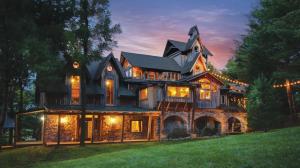 una gran casa de madera en un campo de hierba en Whimsical Gatehouse, Private Porch, Kitchenette en Franklin