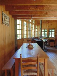 Gallery image of Casa Rústica Grande a orillas del Río Cisnes, Caminatas Pesca Tinaja Desayuno Cafetería in Lago Verde