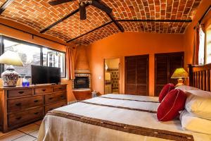 TV a/nebo společenská místnost v ubytování Casa del Sol Inn