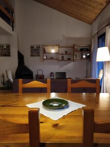 - une table à manger avec une assiette verte dans l'établissement Apartament Donadó - Port del Comte, à La Coma i la Pedra