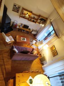 uma vista superior de uma sala de estar com sofás em Apartament Donadó - Port del Comte em La Coma i la Pedra