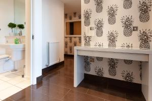 A planta de 2 Bedroom 2 Bathroom Apartment in Central Milton Keynes with Free Parking and Smart TV - Contractors, Relocation, Business Travellers