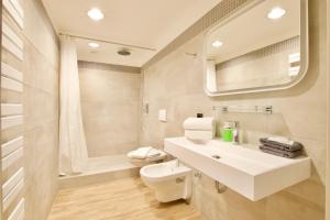 Ένα μπάνιο στο Standard Apartment by Hi5 - Gellért Spa Area +42 φωτογραφίες