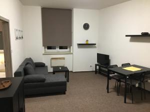 un soggiorno con un divano e un tavolo di Apartmány U Muzea a Děčín