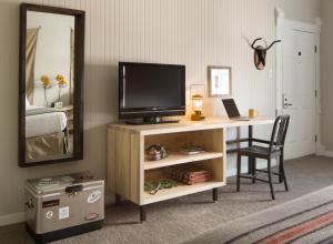 Camera con scrivania, TV e specchio. di Basecamp Boulder a Boulder