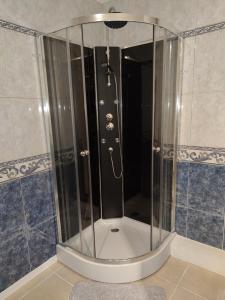 um chuveiro com uma porta de vidro na casa de banho em Appartement tout équipé au calme - RefKL em Montfermeil