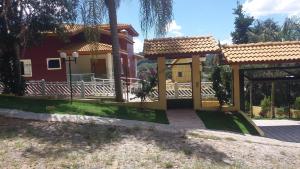 瓜拉雷馬的住宿－CHÁCARA NATUREZA VIVA GUARAREMA，前面有凉亭的房子
