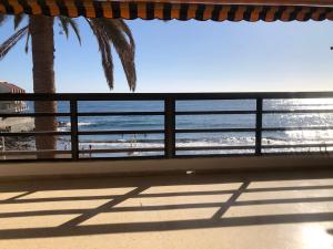 een balkon met uitzicht op het strand bij Espectacular en primera línea de la playa in Telde