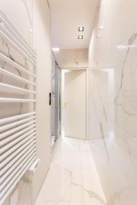 een badkamer met witte muren en marmeren vloeren bij Dreamyflat - caire ll in Parijs