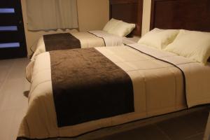En eller flere senger på et rom på Hotel Los Pinos