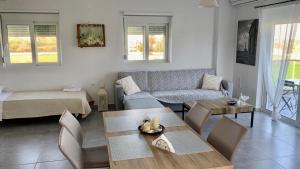 Posedenie v ubytovaní Martimi Apartments - 200M from Drapanias Beach - Pool - Hot Tub - Sauna - BBQ