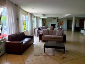 sala de estar con 2 sofás y sofá en De Rose Praia Hotel, en Torres