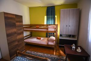 Tempat tidur dalam kamar di Yeti (snowman) Guest House