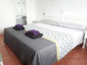 ein großes Bett mit zwei Kissen darauf in der Unterkunft Yumbo - Apartment in Playa del Ingles