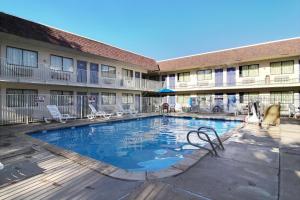Bazén v ubytování Motel 6-Lubbock, TX nebo v jeho okolí