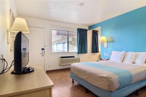 Postel nebo postele na pokoji v ubytování Motel 6-Lubbock, TX