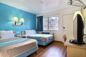 Katil atau katil-katil dalam bilik di Motel 6-Lubbock, TX