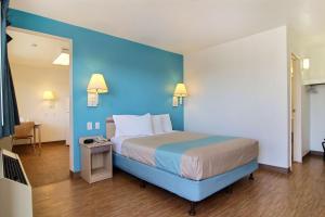Postel nebo postele na pokoji v ubytování Motel 6-Lubbock, TX