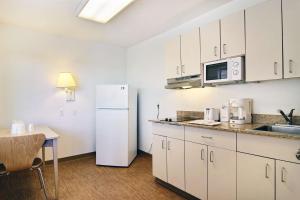 Kuchyň nebo kuchyňský kout v ubytování Motel 6-Lubbock, TX