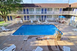 Bazén v ubytování Motel 6-Lubbock, TX nebo v jeho okolí