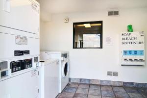 Kuchyň nebo kuchyňský kout v ubytování Motel 6-Lubbock, TX