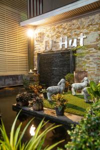 JJ hut hotel外面的花园