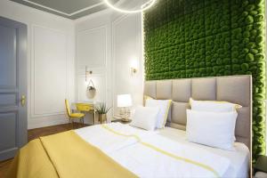 A bed or beds in a room at Palace Apartment by Main Station - Premier