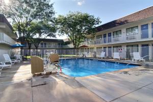 Bazén v ubytování Motel 6-Lubbock, TX nebo v jeho okolí
