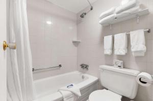 Kylpyhuone majoituspaikassa SureStay Hotel by Best Western Rossland Red Mountain