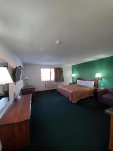 מיטה או מיטות בחדר ב-Super 7 Inn Tecumseh