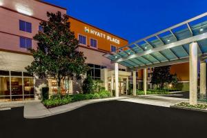 a building with a parking lot in front of it at Hyatt Place Lake Mary/Orlando North in Lake Mary