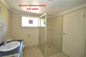 un baño con ducha y lavabo en Family Retreat, en Kalbarri 58 fotos más