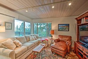 a living room with a couch and a tv at 2 Mi to Heavenly Mountain Tahoe Retreat with Views in Stateline
